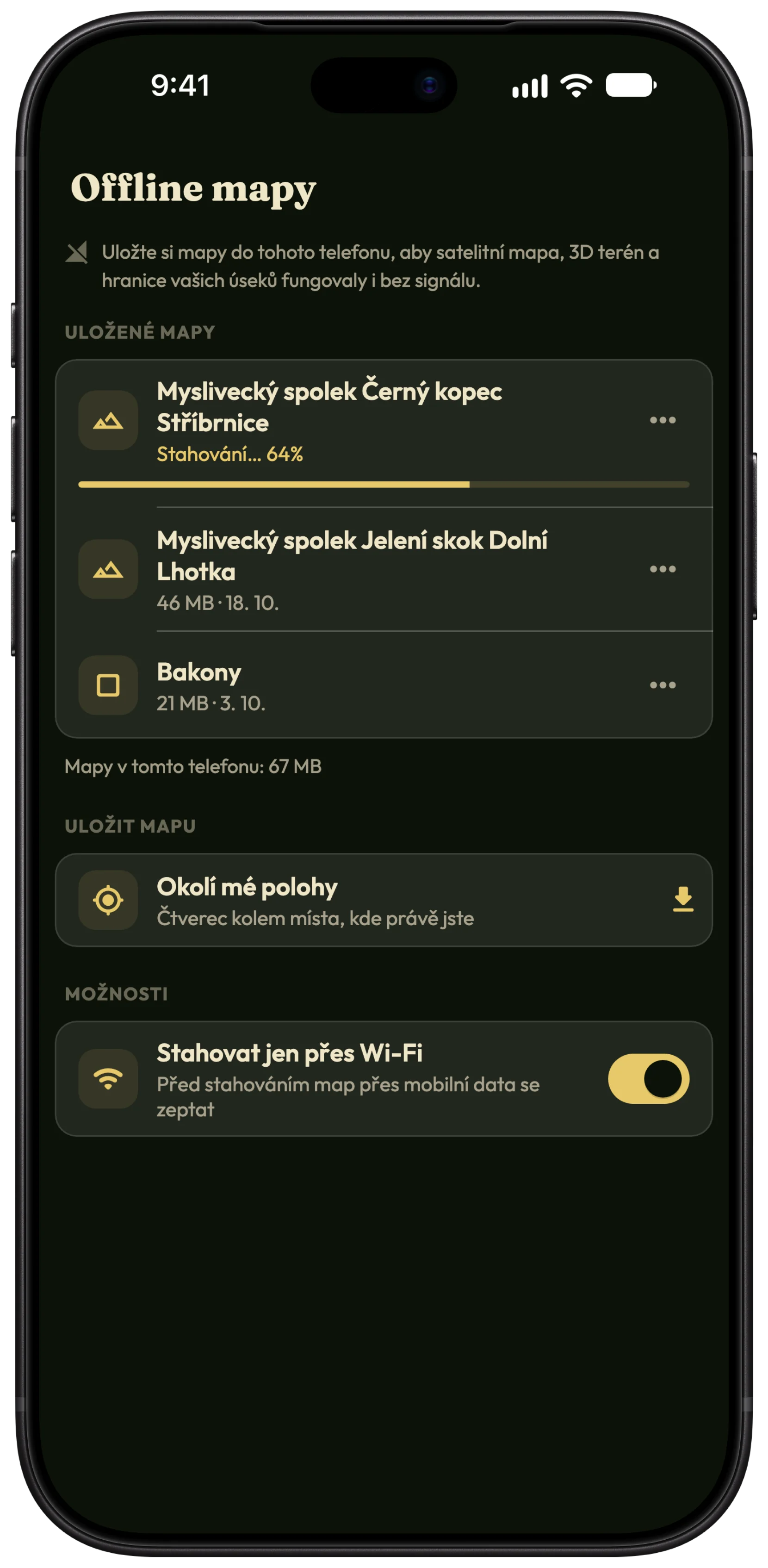 Obrazovka Offline mapy v HunTrackeru na iPhonu s uloženými úseky sdružení a okolím honebního místa a s další mapou, která se právě stahuje