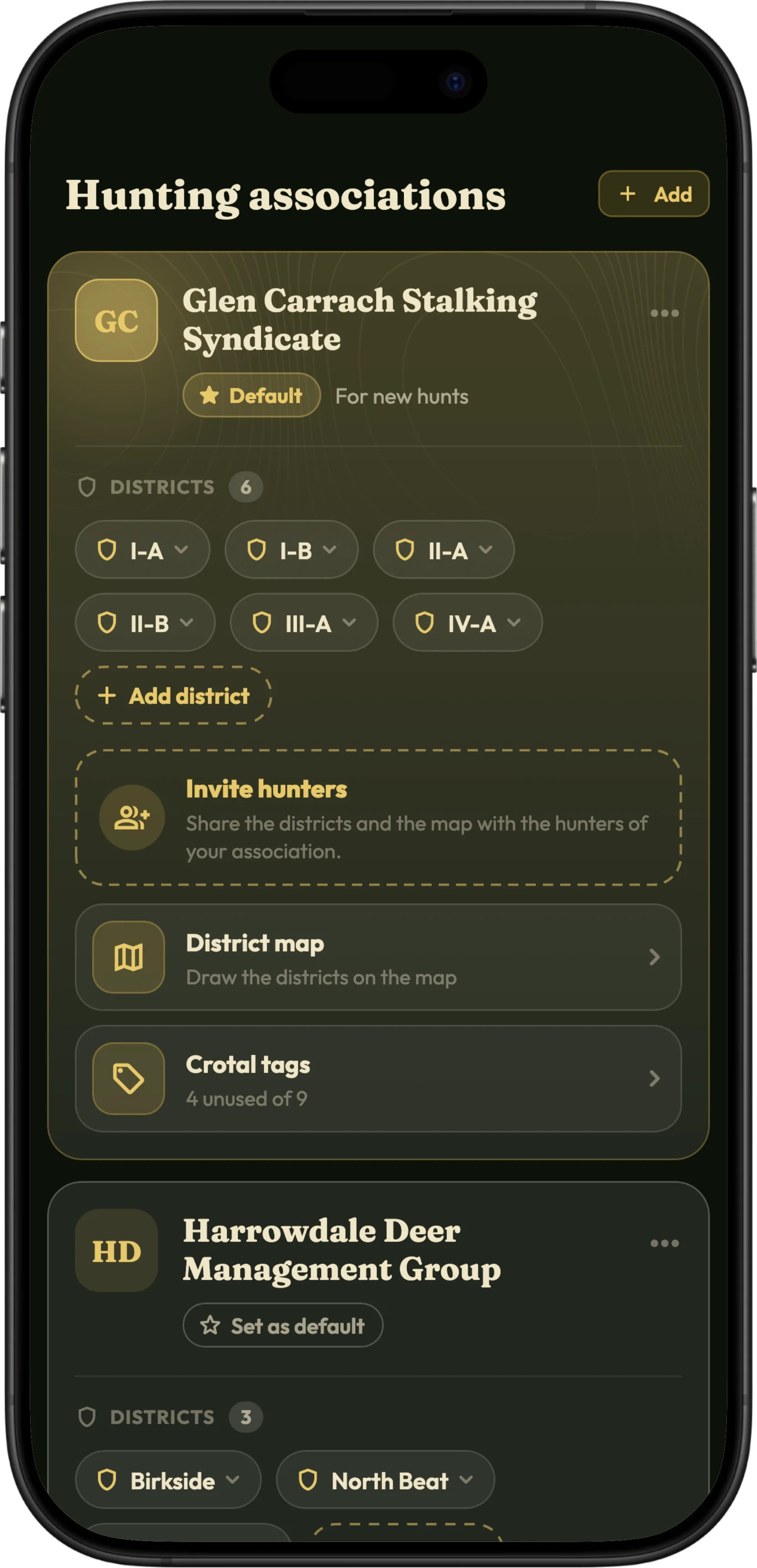 Medžiotojų draugijų ekranas HunTracker programėlėje iPhone telefone, kiekviena draugija su savo medžioklės plotais