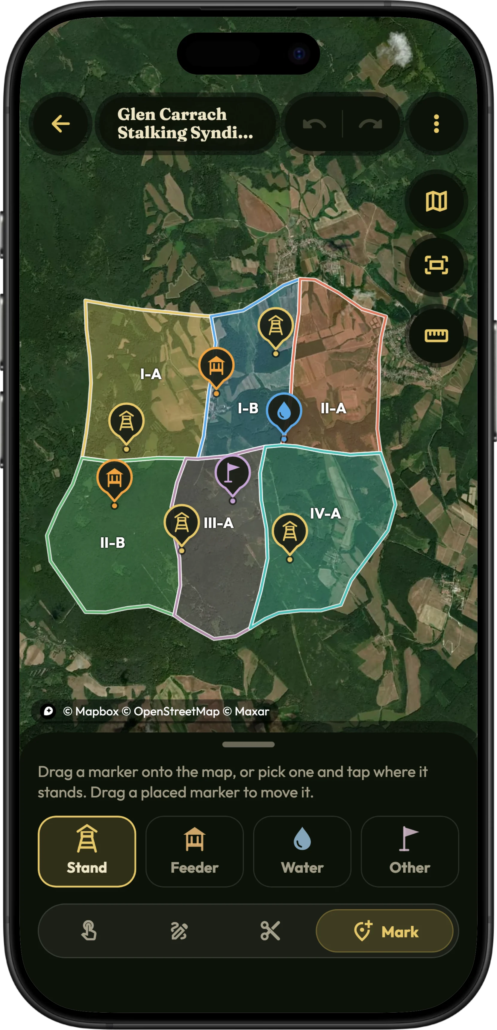 Medžioklės plotų žemėlapio redaktorius HunTracker programėlėje iPhone telefone: draugijos medžioklės plotai su bokšteliais, šėryklomis ir girdyklomis palydovinėje nuotraukoje