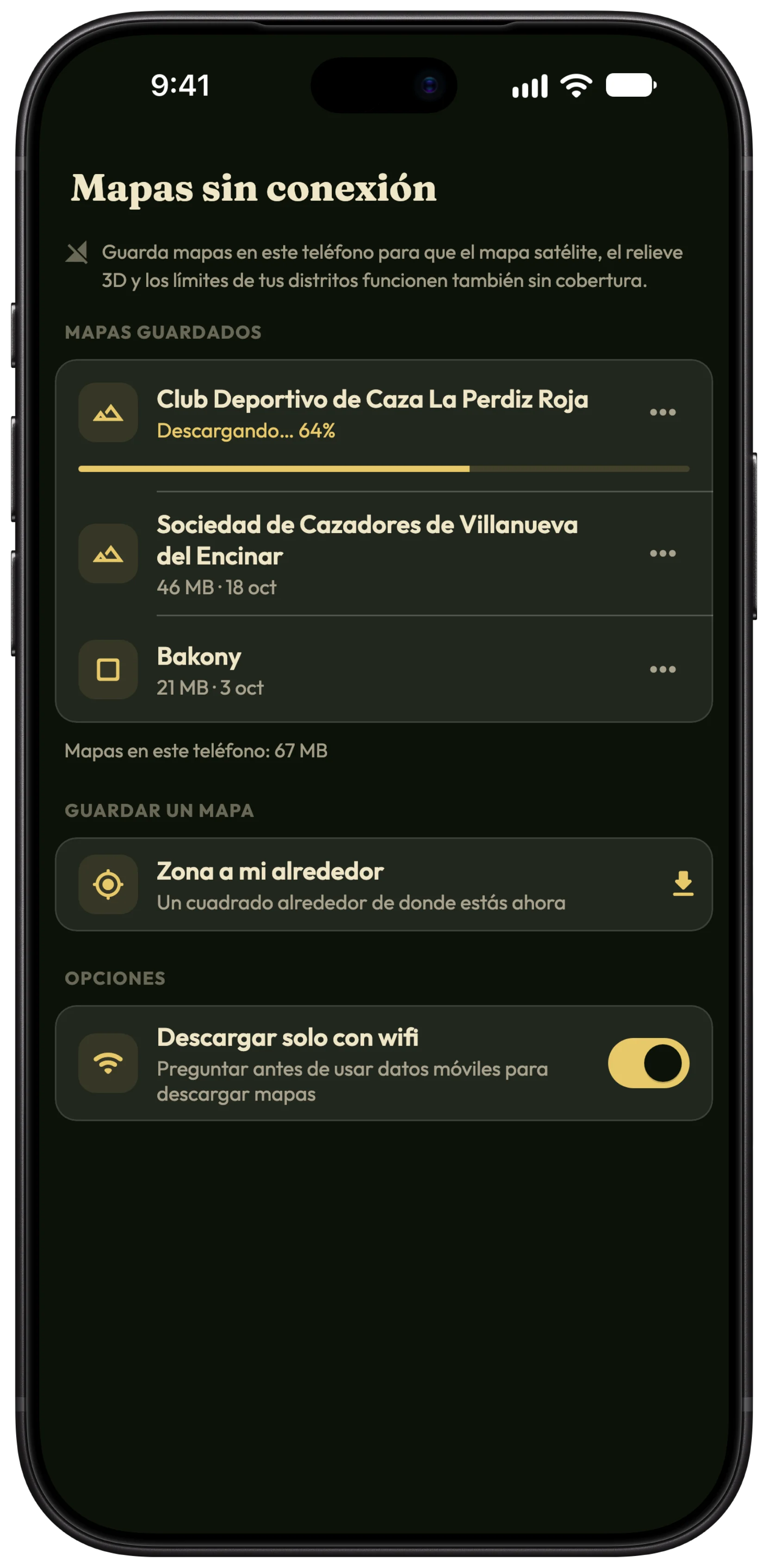 La pantalla Mapas sin conexión de HunTracker en un iPhone, con los distritos de una asociación y la zona alrededor de un lugar de caza guardados, y otro mapa descargándose
