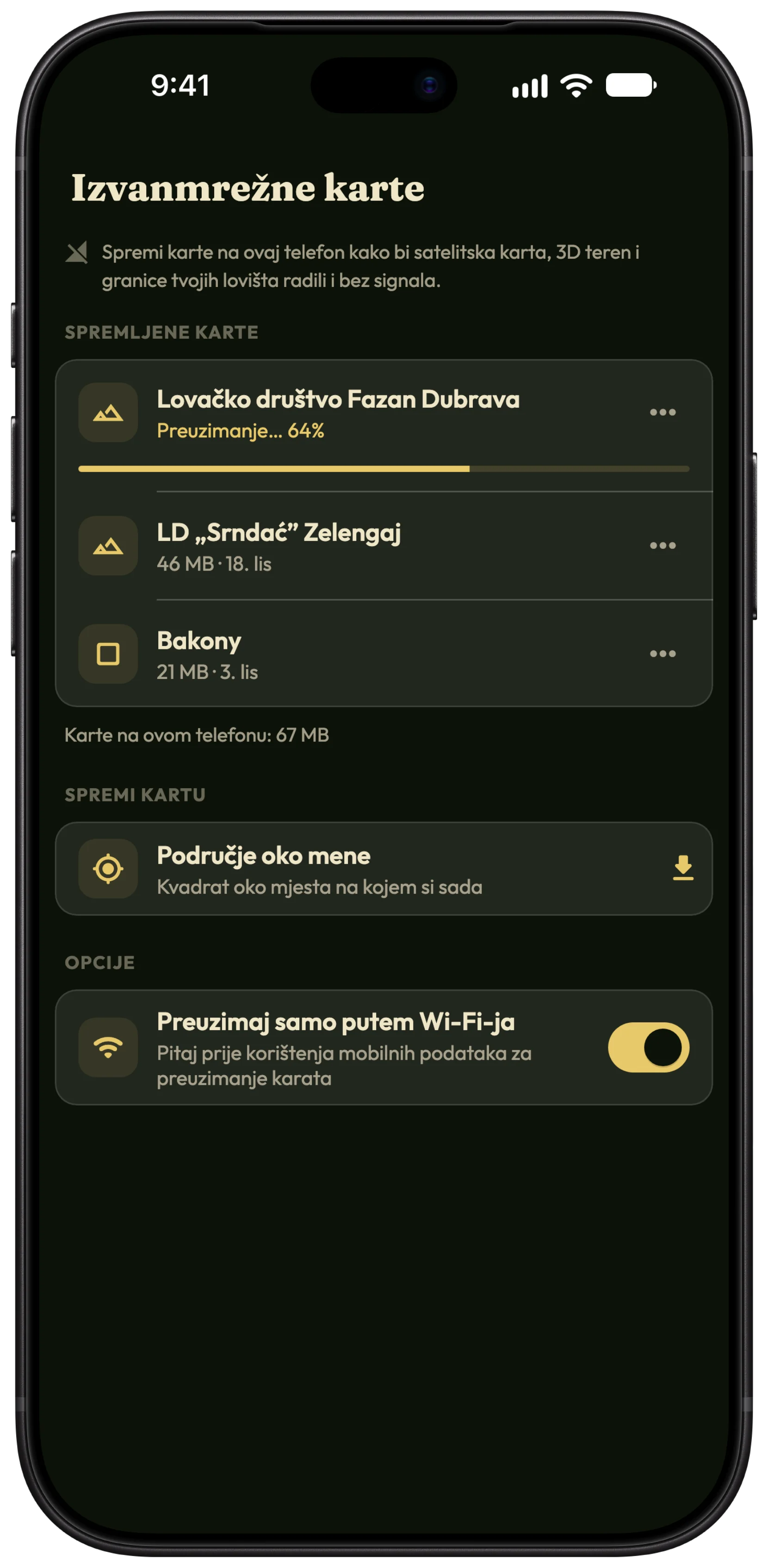 Zaslon Izvanmrežne karte u aplikaciji HunTracker na iPhoneu sa spremljenim lovištima društva i okolinom lovnog mjesta te još jednom kartom koja se preuzima