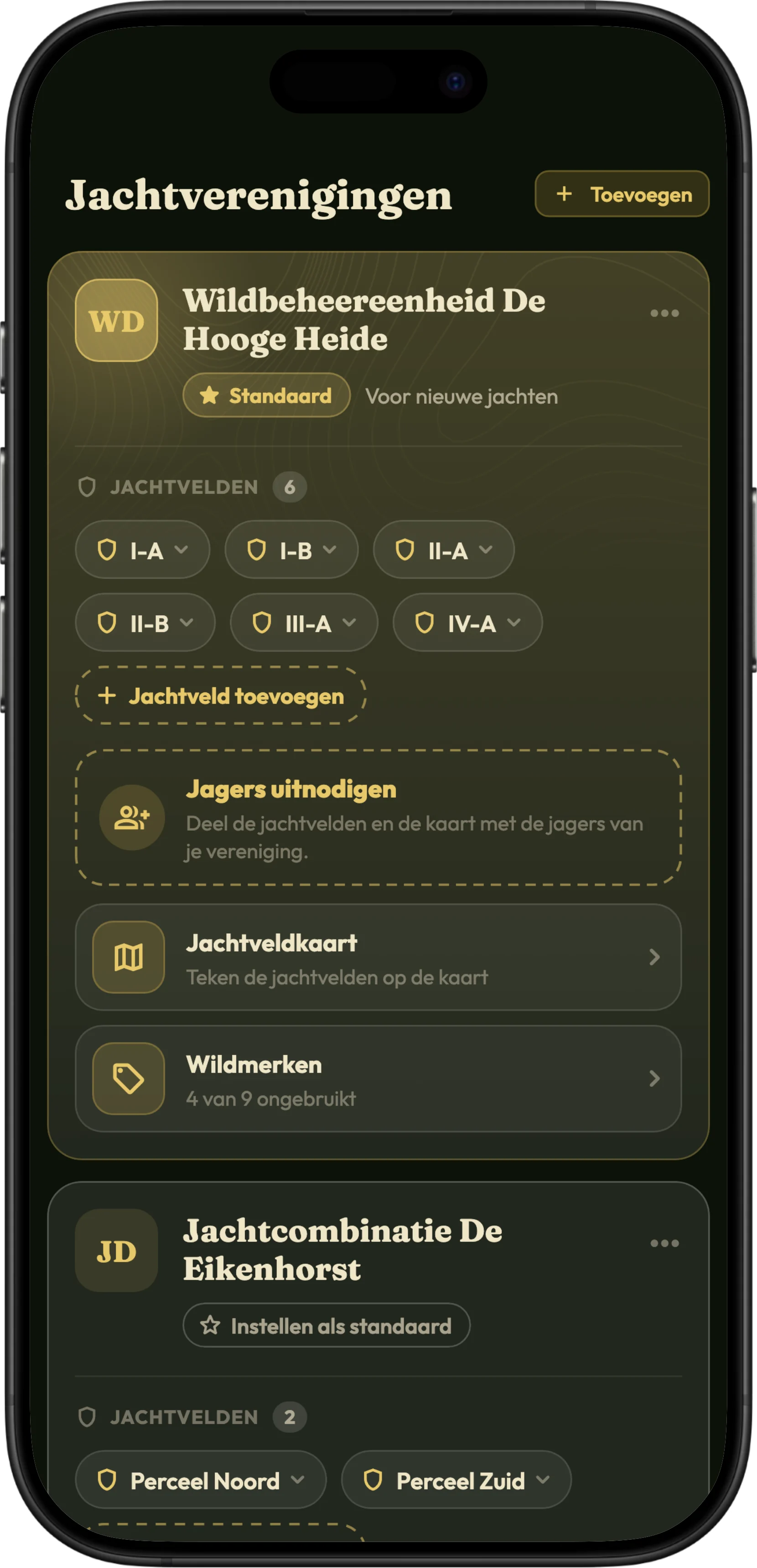 Het scherm met jachtverenigingen in HunTracker op een iPhone, elke vereniging met haar jachtvelden