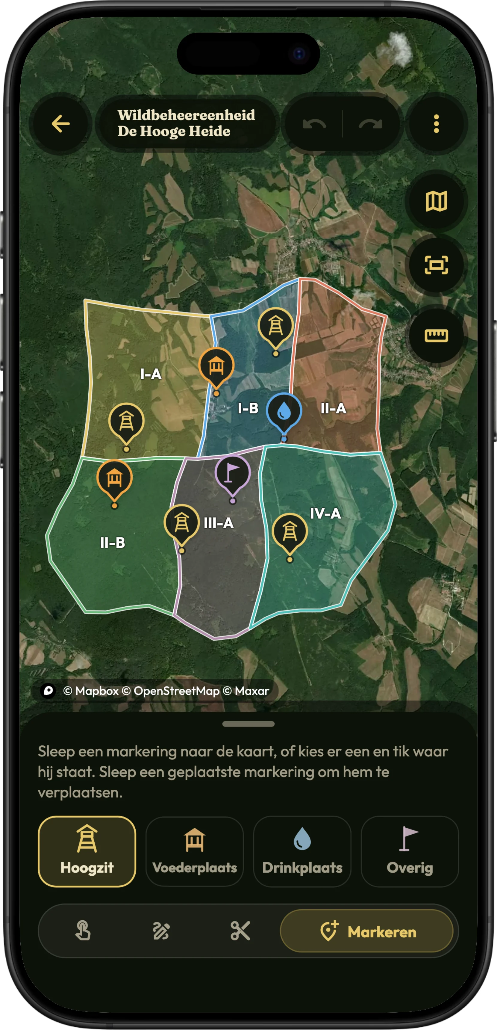 De jachtveldkaarteditor in HunTracker op een iPhone, de jachtvelden van een vereniging met hoogzitten, voederplaatsen en drinkplaatsen op satellietbeeld