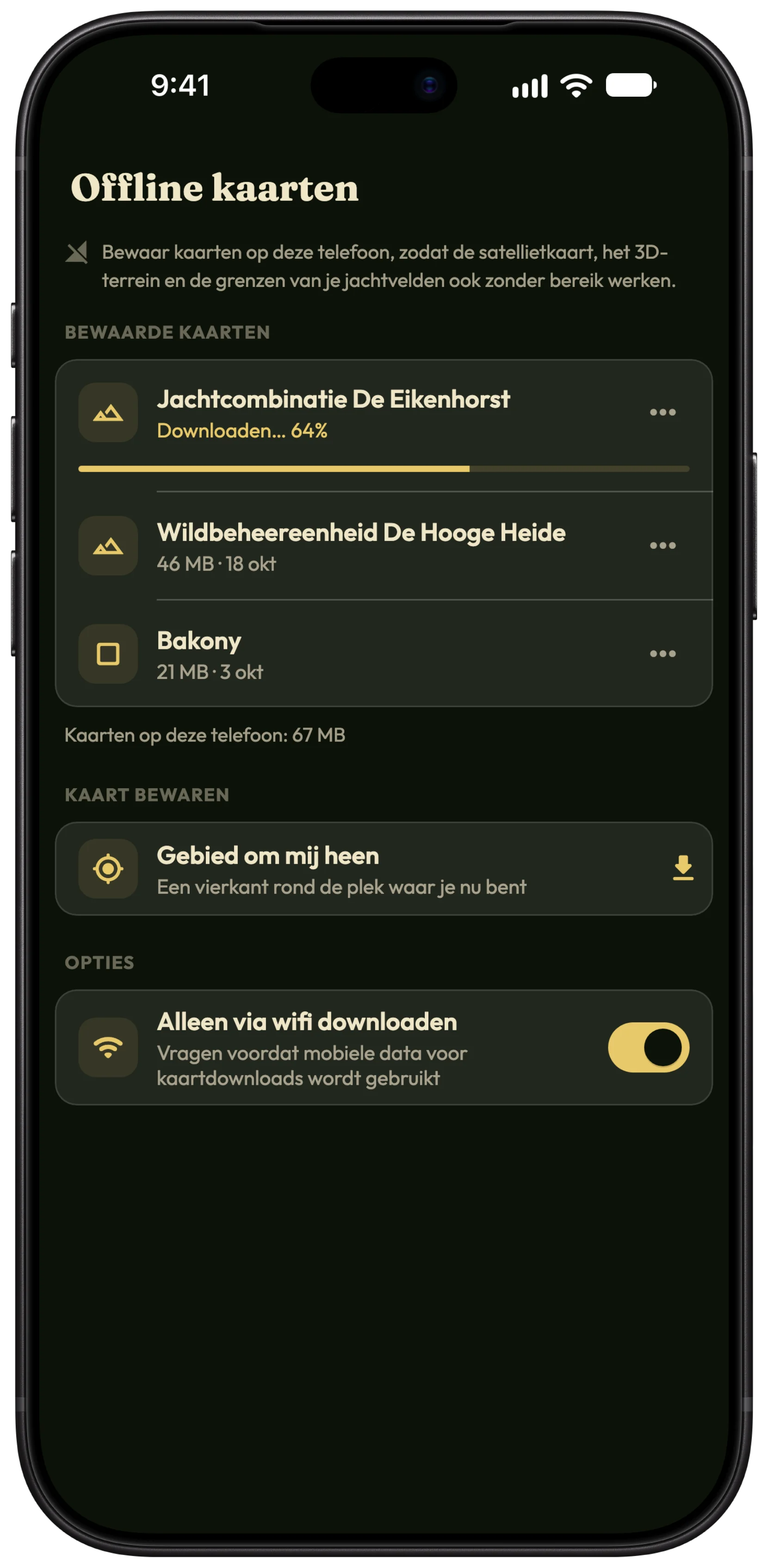 Het scherm Offline kaarten in HunTracker op een iPhone, met de jachtvelden van een vereniging en het gebied rond een jachtplek bewaard en nog een kaart die wordt gedownload