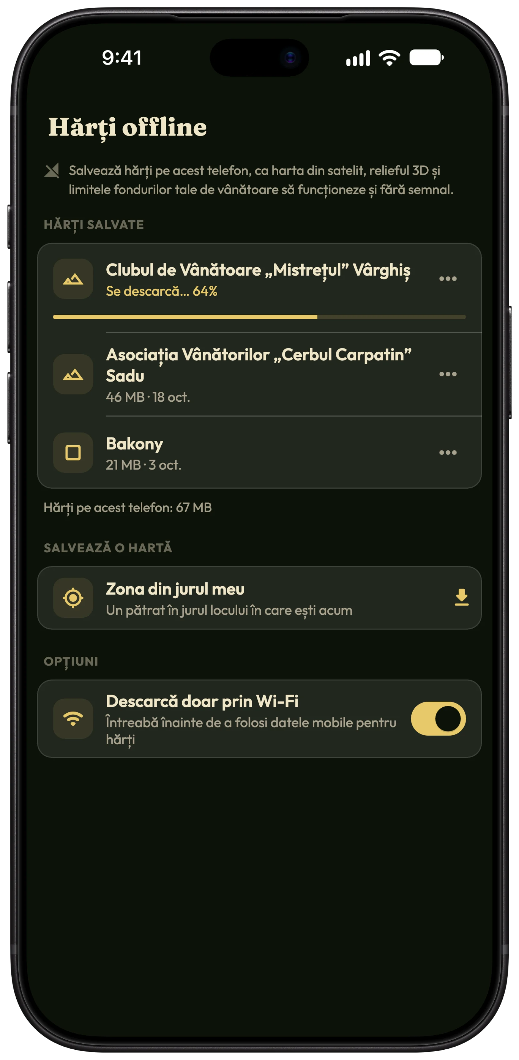 Ecranul Hărți offline din HunTracker pe un iPhone, cu fondurile unei asociații și zona din jurul unui loc de vânătoare salvate, și o altă hartă în curs de descărcare