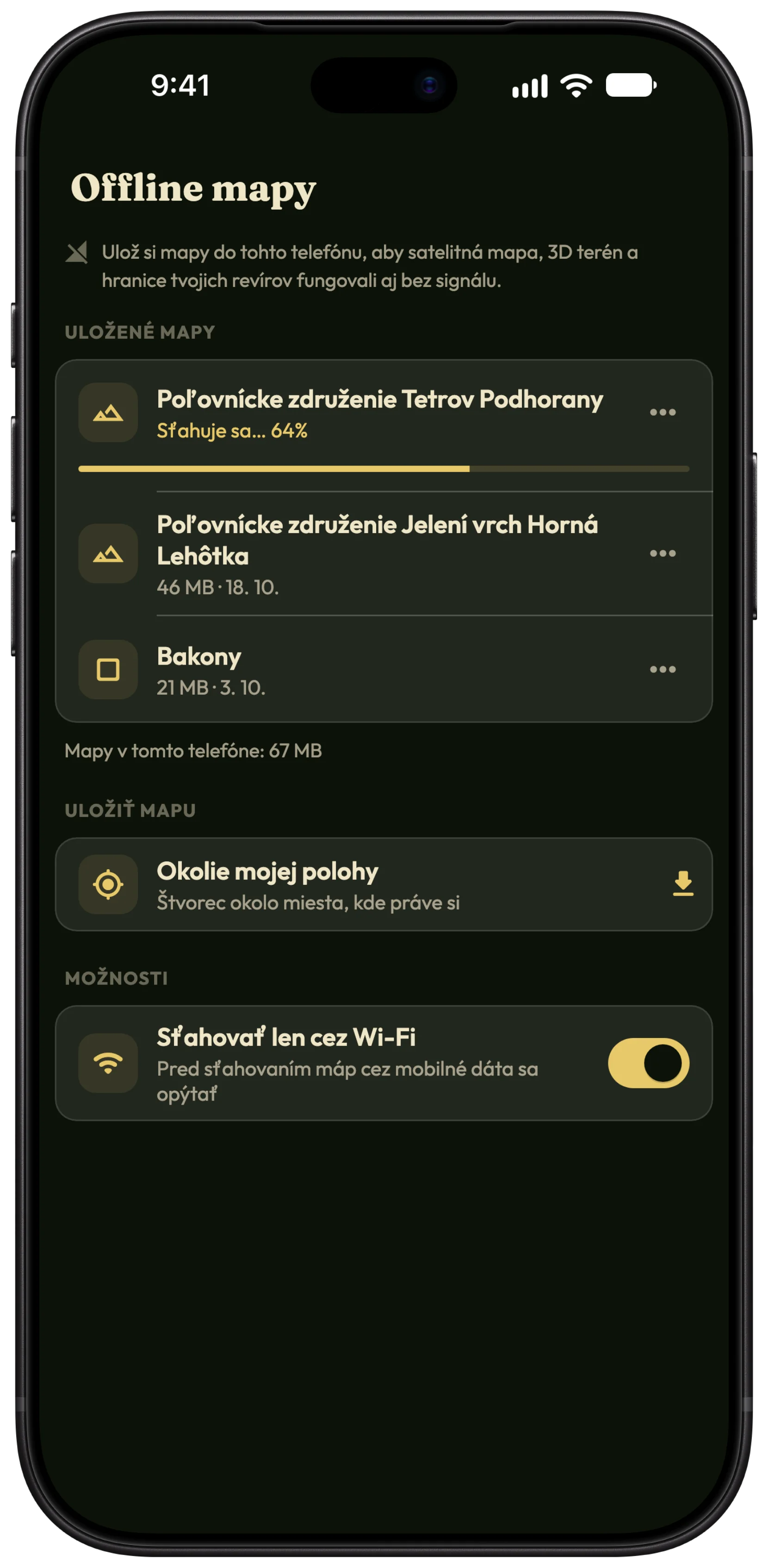 Obrazovka Offline mapy v HunTrackeri na iPhone s uloženými revírmi združenia a okolím poľovného miesta a s ďalšou mapou, ktorá sa práve sťahuje