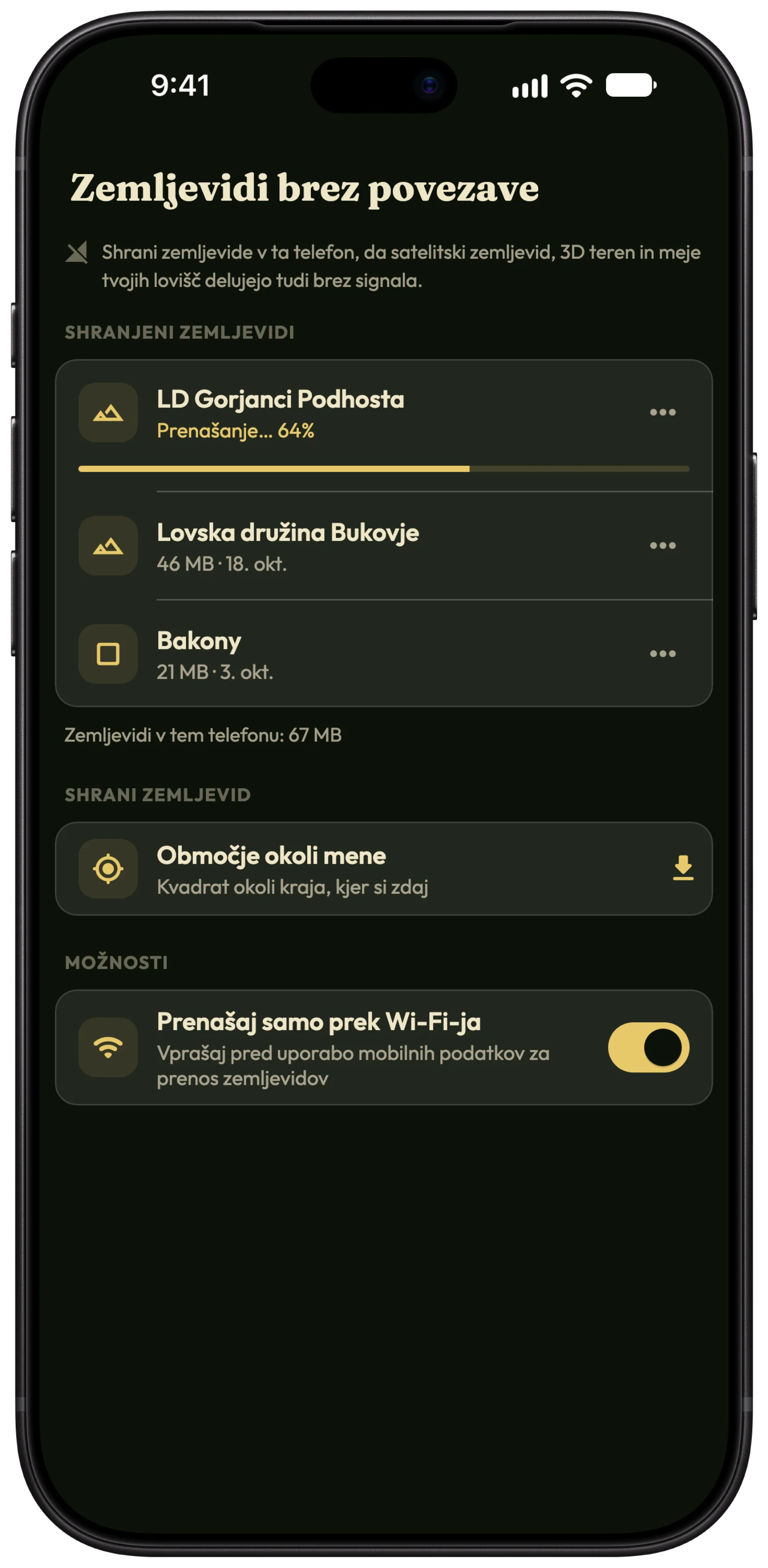 Zaslon Zemljevidi brez povezave v aplikaciji HunTracker na iPhonu s shranjenimi lovišči lovske družine in okolico lovnega kraja ter še enim zemljevidom, ki se prenaša