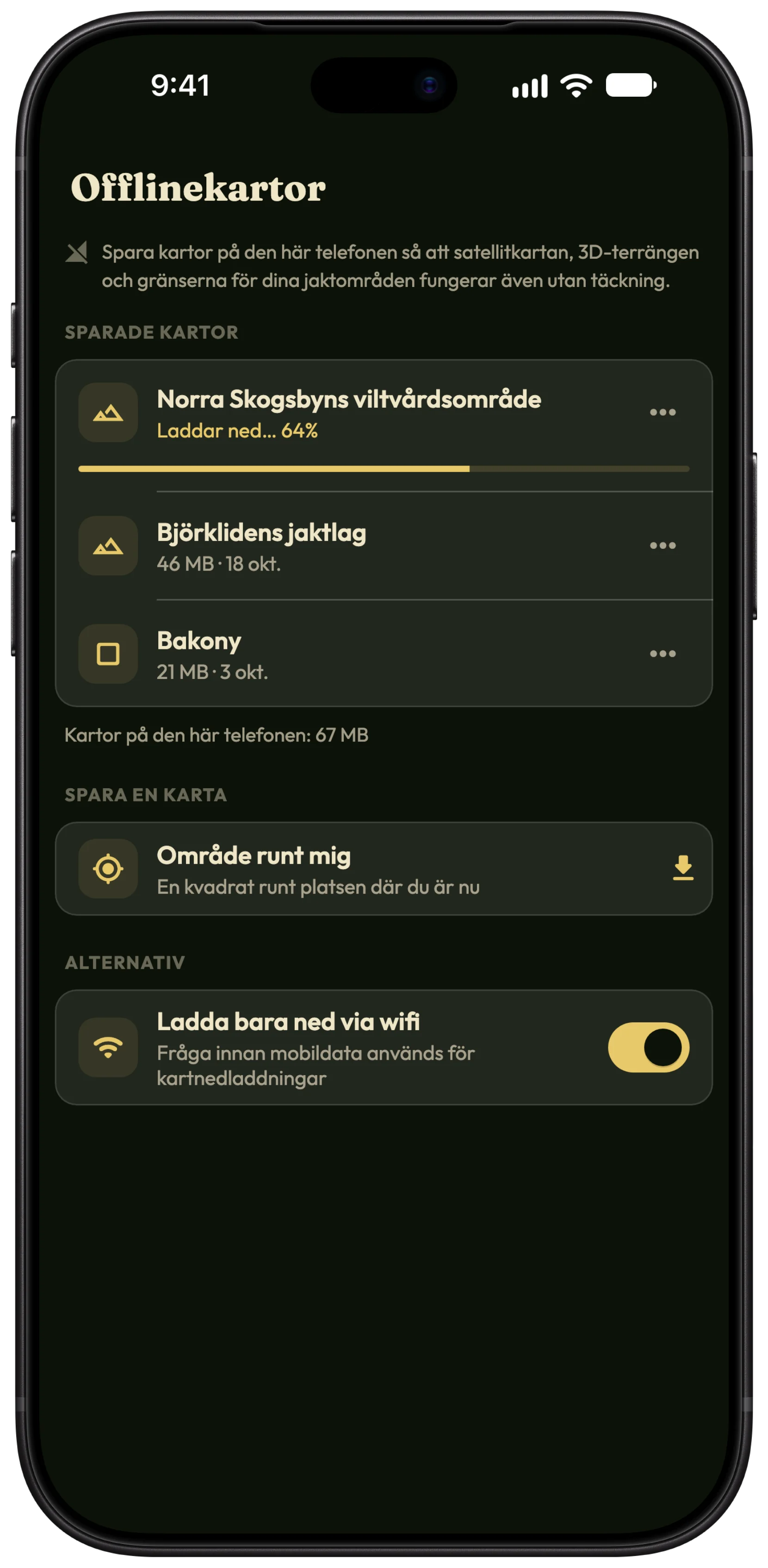 Skärmen Offlinekartor i HunTracker på en iPhone, med ett jaktlags jaktområden och området runt en jaktplats sparade och ytterligare en karta som laddas ned